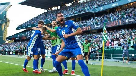 Borja Iglesias alienta a la grada tras uno de los goles béticos celebrado por sus compañeros