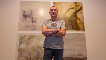 Pedro Irulegui, con algunas de las obras expuestas en el Museo Gustavo de Maeztu
