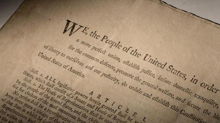 Imagen difundida por Sotheby's de la copia de la Constitución de Estados Unidos que saldrá a subasta