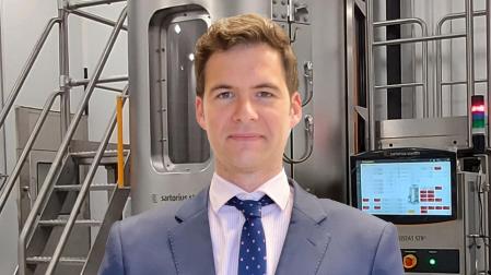 Emilio Redondo posa ante un biorreactor de producción de anticuerpos monoclonales de 2.000 litros recién adquirido por 3P Bipharmaceuticals