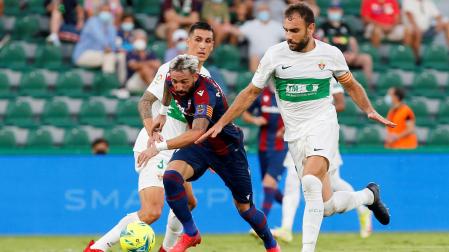 El delantero del Levante José Luis Morales (c) se escapa de Roco (i) y de Gonzalo Verdú, ambos del Elche, durante el partido de la quinta jornada de Liga en Primera División