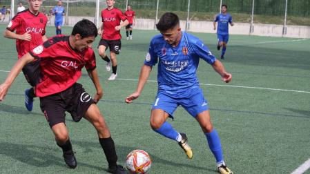 Aarón Martín, del Valle de Egüés,  ante el jugador del Subiza, Javi Moreno
