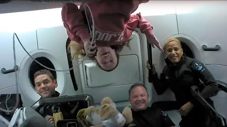Tripulante de la cápsula Dragón: el comandante de la misión Jared Isaacman (i), el ingeniero aeronáutico Chris Sembroski (c), la asistente médica Hayley Arceneaux (arriba) y la científica y educadora Sian Proctor.