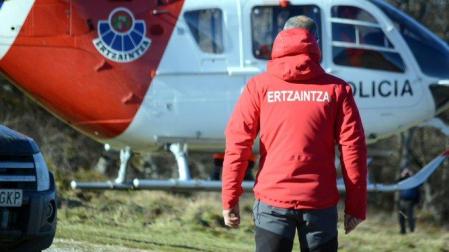 El cuerpo sin vida del varón ha sido trasladado por el helicóptero de la Ertzaintza