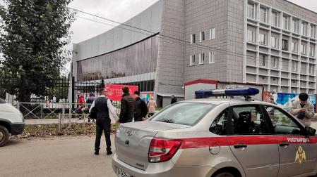 Imagen de un coche de la policía en la Universidad de Perm, donde un atacante ha entrado en el edificio y ha matado a varios estudiantes.