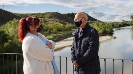 La alcaldesa de Mendigorría, Eunate López, y el consejero de Cohesión Territorial, Bernardo Ciriza, durante una visita al puente medieval de Andelos