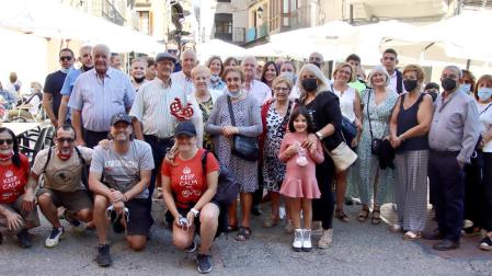 Santiago Delgado, en la parte izquierda del grupo, posa con su trofeo tras el acto celebrado en Corella