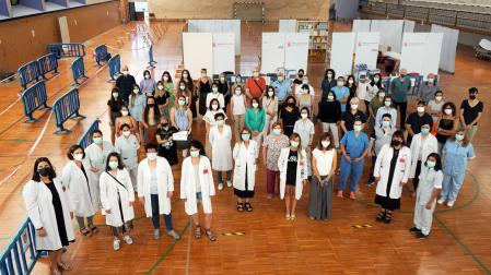 Imagen de varios de los integrantes del equipo de vacunación que ha realizado su labor en el polideportivo del Colegio San Francisco Javier (Jesuitas) de Tudela
