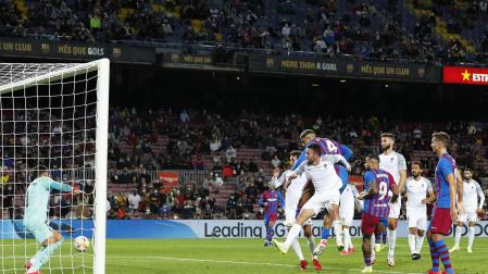 Momento en el que Araújo remata de cabeza y anota el tanto de empate para el Barcelona