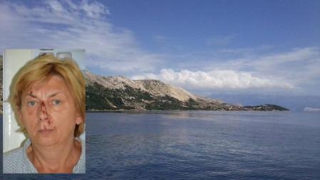 Imagen de la mujer hallada en la isla croata de Krk. De fondo, la isla.