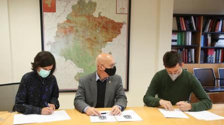 La directora general de Transportes y Movilidad Sostenible, Berta Miranda, el consejero de Cohesión Territorial, Bernardo Ciriza, y el alcalde de Lesaka, Ladis Satrustegui