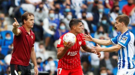 El técnico del Sevilla, Julen Lopetegui (izda.) gesticula ante su jugador, Erik Lamela que pugan por el balón con el realista Aihen Muñoz
