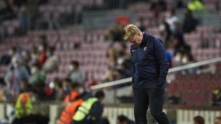 Ronald Koeman, cabizbajo durante el encuentro entre el Barcelona y el Granada en el Camp Nou