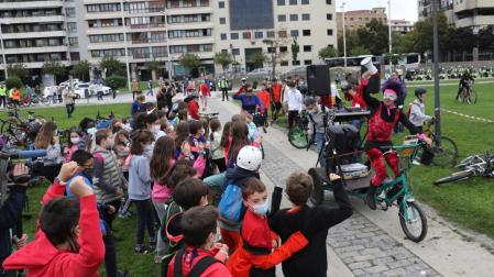 Participantes en la bicicletada de la Vuelta del Castillo.