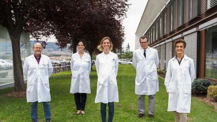 Los doctores Jesús Urman, María Rullán, María Arechederra, Matías Ávila y Carmen Berasain, investigadores del CIMA y del CHN