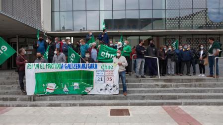 Momento de la concentración de EHNE Nafarroa delante de la sede del departamento de Desarrollo Rural.