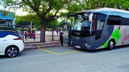 El autobús deja a los escolares de Falces en el colegio