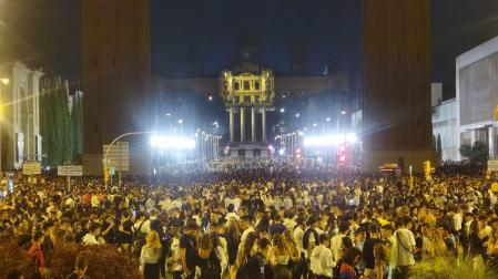 Miles de jóvenes celebran un botellón en la avenida María Cristina de Barcelona