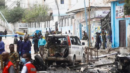 Lugar del atentado con el coche bomba en Mogadiscio