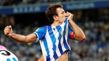 Mikel Oyarzabal besa el escudo de su camiseta tras anotar el tanto del triunfo contra el Elche