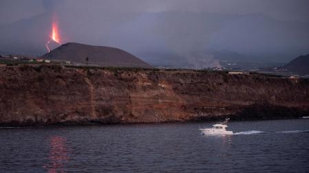 Una embarcación de recreo regresa al atardecer al puerto de Tazacorte ubicado en la costa por donde se prevé llegue la lava del volcán de Cumbre Vieja.