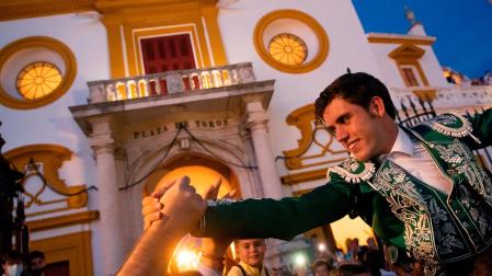 El rejoneador Guillermo Hermoso de Mendoza sale por la Puerta del Príncipe en la corrida de rejones en la plaza de la Maestranza de Sevilla.