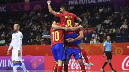 Los jugadores españoles celebran el 1-0 obra de Adolfo
