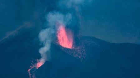 Tras pasar prácticamente medio día sin apenas actividad, este lunes a las 18:45 la erupción del volcán Cumbre Vieja ha comenzado nuevamente a expulsar lava entre explosiones intermitentes