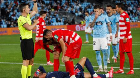 Los defensas del Granada se preocupan por Maximiano, lesionado tras detener un penalti a Iago Aspas