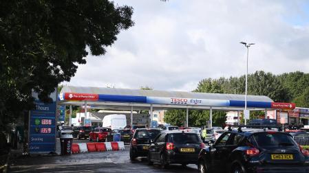 Colas en las gasolineras del Reino Unido por la escasez de combustibles