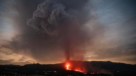 Vista del volcán Cumbre Vieja expulsando lava y piroclasto tomada desde la montaña de La Lagunas este martes en Las Manchas, La Palma