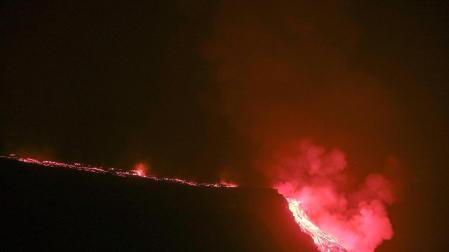 Momento en el que la colada de lava del volcán de La Palma llega al mar en la playa de Los Guirres.