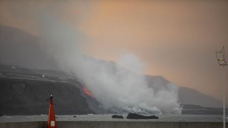 La colada de lava del volcán de La Palma llega al mar y está creando un delta ganando terreno al océano.