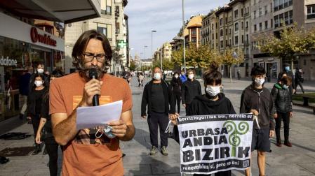 Uno de los integrantes de la plataforma, durante la lectura del comunicado ayer en Pamplona