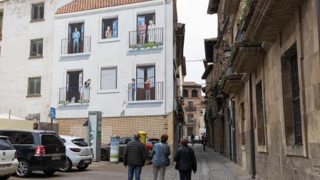 Mural sobre el confinamiento en la plaza de España de Corella.