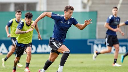 La primera plantilla de Osasuna, durante el entrenamiento de este miércoles en Tajonar