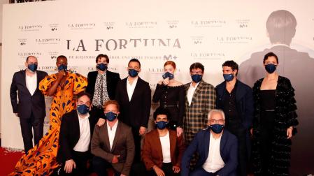 El director Alejandro Amenábar posa con los actores a su llegada a la presentación de la serie 'La Fortuna'