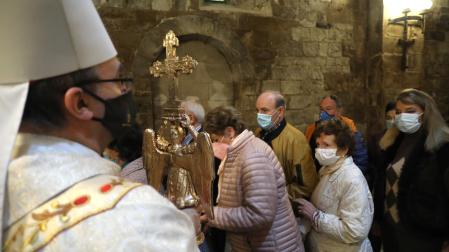 El obispo de San Sebastián, José Ignacio Munilla, sostiene la efigie de San Miguel de Aralar al paso de un grupo de devotos