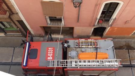 Los bomberos, atendiendo el incendio