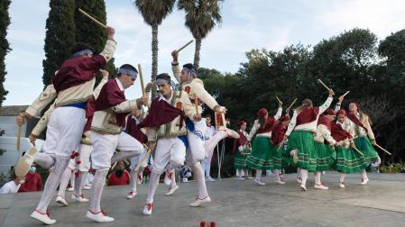 Instante de la interpretación del baile del Paloteado por parte de los danzaris de Cortes