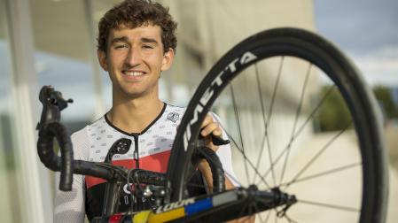 Ion Bermejo Yanguas, ayer con su bicicleta en Zizur Mayor