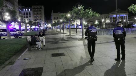 Dos policías municipales patrullan en la plaza del Castillo, en Pamplona.