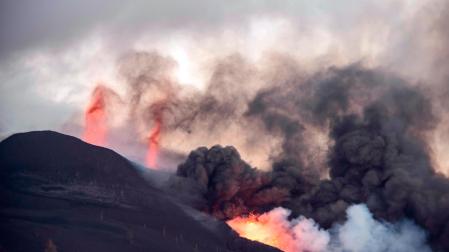 La lava que emerge de la erupción volcánica de Cumbre Vieja, en la isla canaria de La Palma, ha llegado ya al mar.