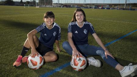 Maitane Vilariño, de 19 años, y Saioa Larumbe, de 18, ayer por la tarde en los anexos de Tajonar. Las dos rojillas han marcado ya un gol en este inicio de temporada