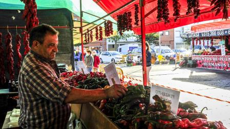 Hasta seis variedades de pimiento se pueden encontrar estos días en los puestos del mercado de Puente la Reina