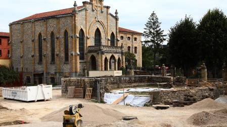 Colegio de las Josefinas y restos del pozo a la espera de que se permita reanudar la obra