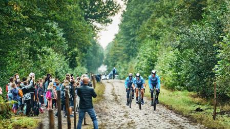 Los corredores del Movistar Team el jueves por la mañana atravesando el Bosque de Aremberg