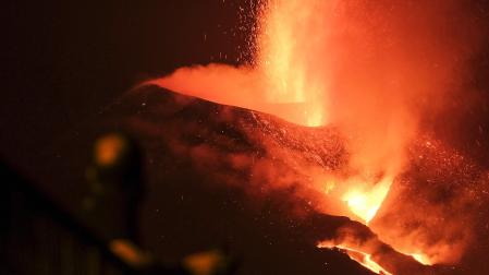 Continúa la colada de lava en el decimotercer día de erupción en La Palma