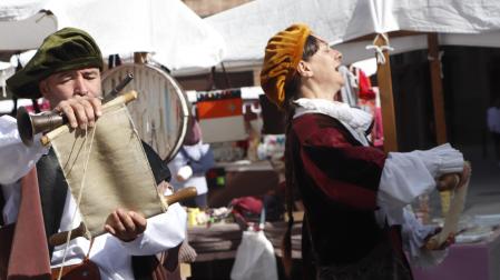 Actores ataviados como en la época barroca se dirigen al público que acudió al mercado de la plaza de España