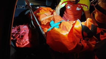 Un momento del rescate de la montañera por parte de los bomberos
